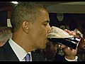 Cheers Obama samples Irish pint | BahVideo.com
