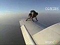 Uçak kanadinda yürüyen adam | BahVideo.com