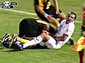 Fieser Hoden-Grabscher auf dem Fu ballfeld | BahVideo.com