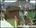Chcial pomelanzowac na dachu  | BahVideo.com