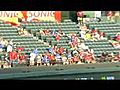 Baseball: un spectateur chute lourdement | BahVideo.com