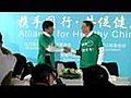 Gates launches China anti-smoking campaign | BahVideo.com
