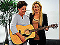Shakira regala guitarra autografiada a  | BahVideo.com