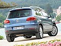 VW Tiguan Auf der berholspur zu Hause | BahVideo.com