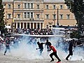 Polizei und Demonstranten liefern sich K mpfe  | BahVideo.com