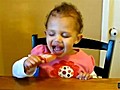 Dilemme pour cette petite fille manger ou  | BahVideo.com