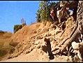Une fille mange le sable | BahVideo.com