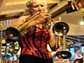Elle sait manier la trompette sur le bout des  | BahVideo.com