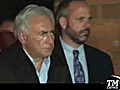 Strauss Kahn in manette lascia commissariato  | BahVideo.com