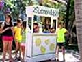 Neighbors put squeeze lemonade stand | BahVideo.com