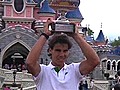 Rafael Nadal zeigt seinen 6 French-Open-Pokal | BahVideo.com