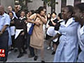 Les femmes de chambre attendent DSK de pied ferme les images | BahVideo.com