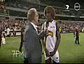 Un joueur se tripote pendant une interview | BahVideo.com