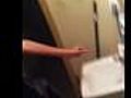 Pétard dans un lavabo | BahVideo.com