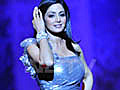 Sridevi almost trips on the ramp | BahVideo.com