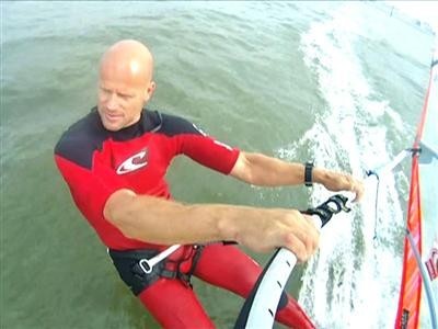 Weltmeister will 180 Kilometer nonstop surfen | BahVideo.com