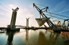 Pose des tabliers sur le plus haut pont-levant  | BahVideo.com