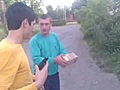 Lituano borracho rompiendo ladrillo con la cabeza | BahVideo.com