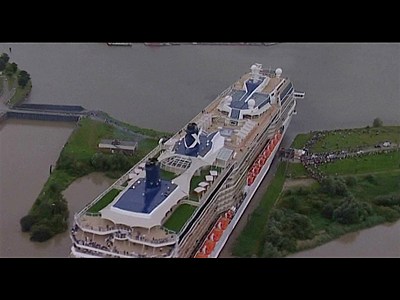 Giant ship squeezes through tiny canal | BahVideo.com