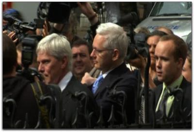 Raw Video Assange arrives at London court | BahVideo.com