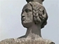 Pourquoi les statues font-elles toujours la  | BahVideo.com