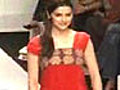 Prachi Desai rocks LFW | BahVideo.com