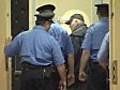 Kriegsverbrechen Die berf llige Festnahme  | BahVideo.com