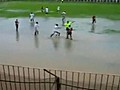 Un match de foot continue malgr un terrain inond  | BahVideo.com
