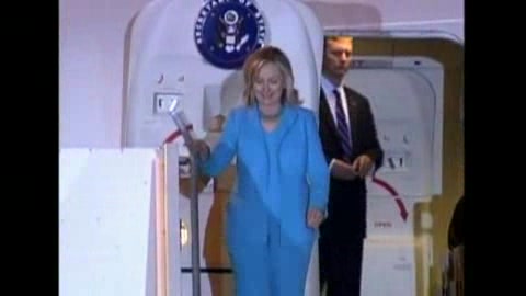 Clinton arrives in Athens Greece | BahVideo.com