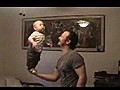 Adam bebe ini avucunda oynat yor  | BahVideo.com