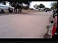 Saute-mouton sur une moto | BahVideo.com