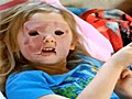 Une fillette se fait un masque en jambon  | BahVideo.com