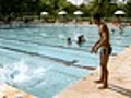 Maicon empurra Flavinho na piscina | BahVideo.com