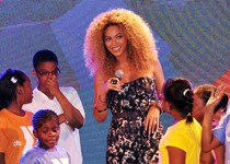 Beyonce s Surprise Visit to Harlem amp 039 s  | BahVideo.com