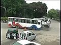 Deux bus se rentre dedans violemment | BahVideo.com