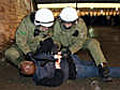 Hooligans Polizei h lt Fu ball-Rowdies im Zaum | BahVideo.com