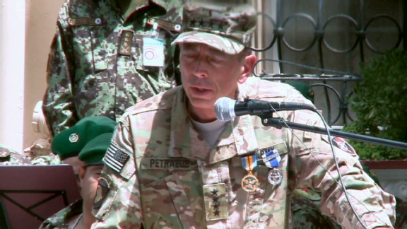 Gen Petraeus transfers Afghan command | BahVideo.com