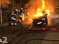 Zwei Autos stehen in Flammen | BahVideo.com