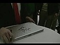 Microsoft CEO suna Macbook imzalatmak | BahVideo.com