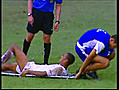Football Un brancardier un peu gauche | BahVideo.com