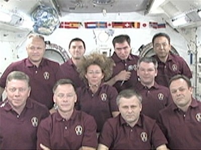 Obama calls shuttle astronauts | BahVideo.com