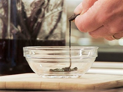 CHOW Tip: Get Seeds Out of a Vanilla Pod | BahVideo.com