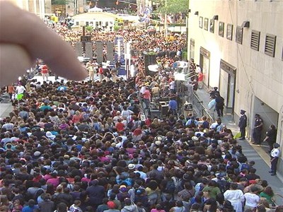 Al Roker tries to count 18 000 Chris Brown fans | BahVideo.com
