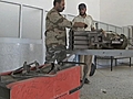 Kinderen maken Libische wapens schoon | BahVideo.com