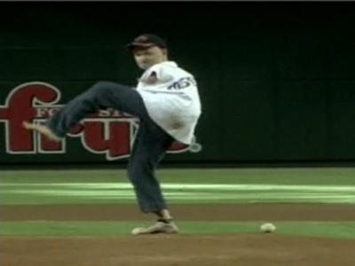 Armless Man Throws First Pitch | BahVideo.com