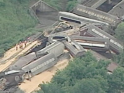 Train derails shuts down commuter service | BahVideo.com