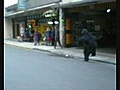 Escapan de las garras de un gorila  | BahVideo.com