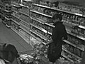 Baston de femmes dans un supermarch  | BahVideo.com