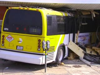 Bus Slams Into Building in Texas | BahVideo.com