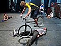 Artistisch Rad-Stunts ber liegendem Reporter | BahVideo.com